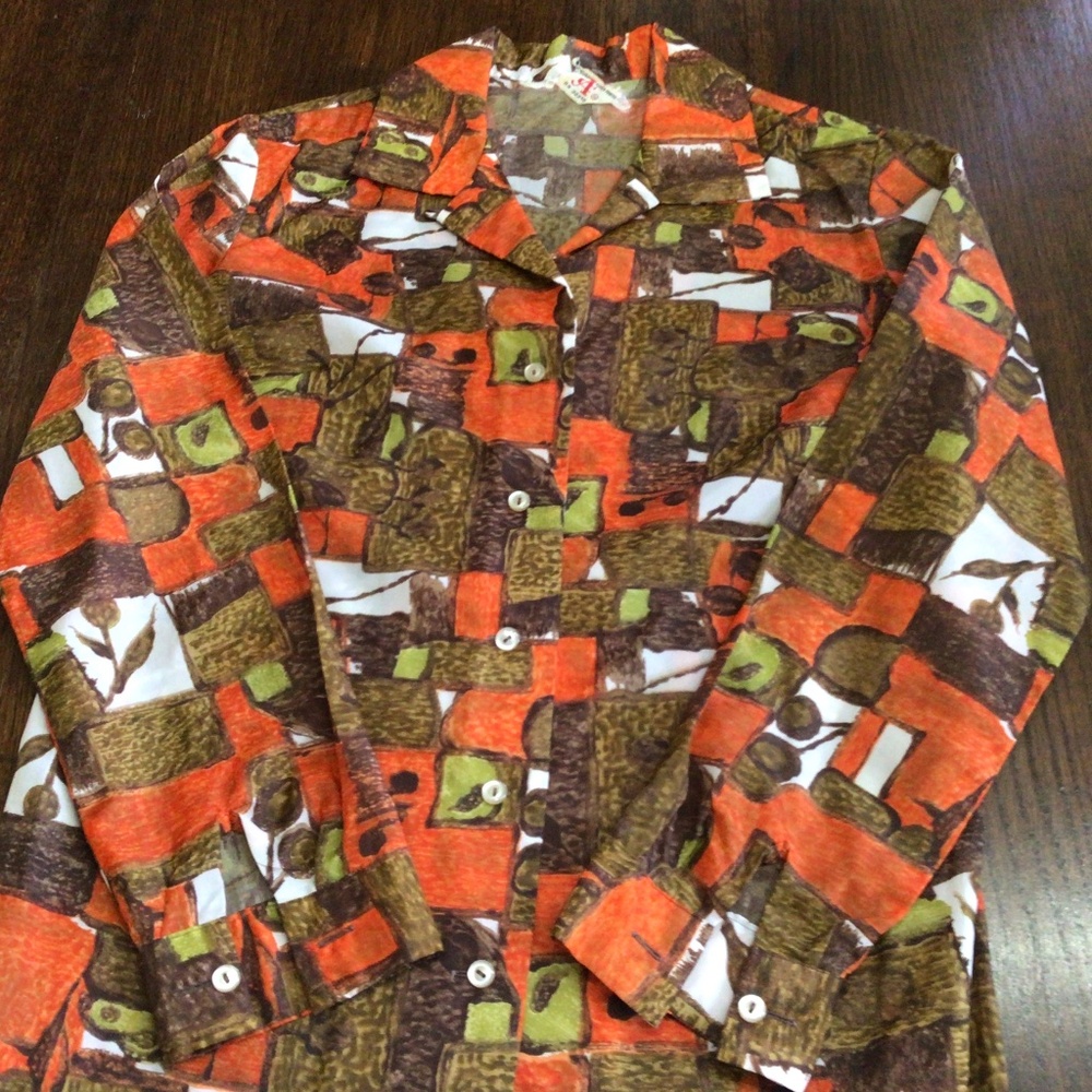 Vintage A Screen printed 100% polyester blouse. Size 34.